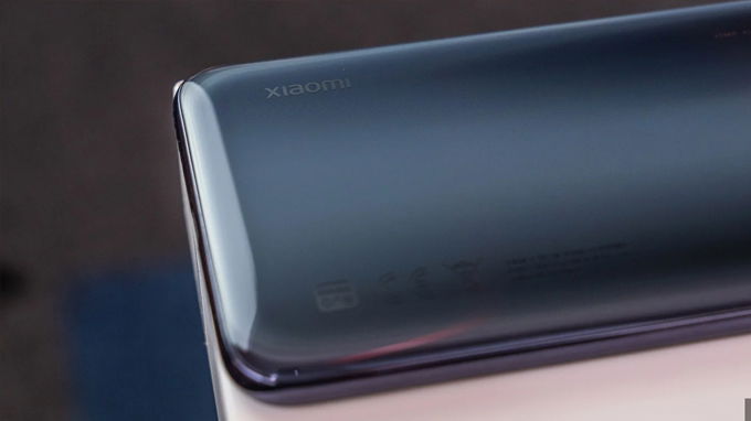 Logo Xiaomi được đặt cạnh dưới bên trái của điện thoại Mi A3
