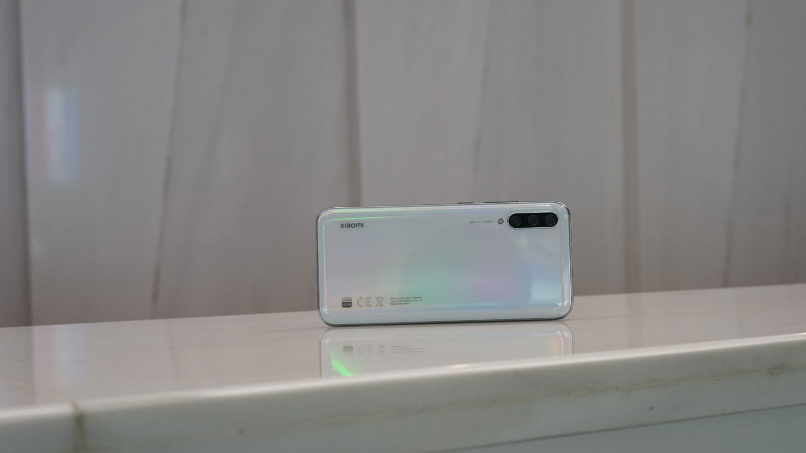 Thiết kế Xiaomi Mi A3 đầy thu hút với mặt lưng bóng bẩy, 3 camera