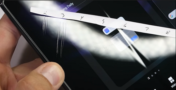Màn hình Galaxy Z Fold2 5G xuất hiện những vết hằn sau khi bị cào