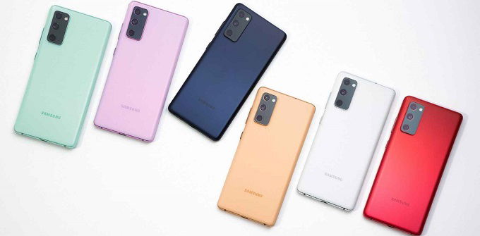 Thiết kế mặt sau Galaxy S20 FE vẫn là 3 camera xếp dọc và đặt trong module hình chữ nhật khá giống với Galaxy S20