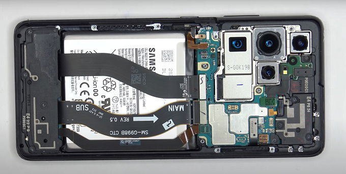 Linh kiện bên trong Galaxy S21 Ultra được sắp xếp khá phức tạp