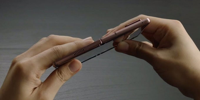 Galaxy Z Flip 2 có kích thước khá nhỏ gọn