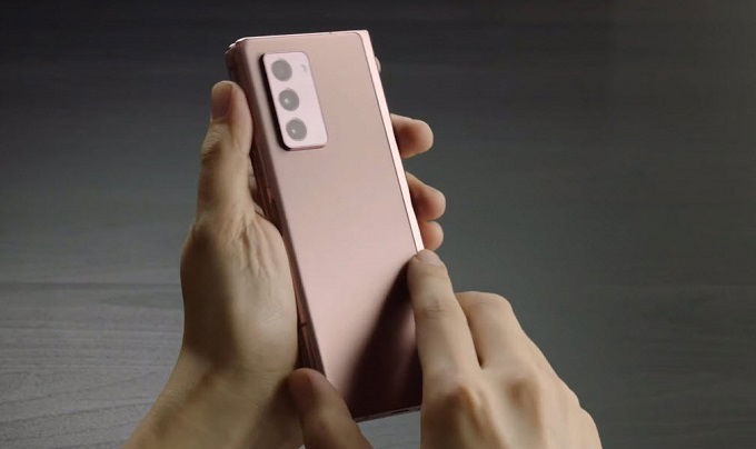 Dung lượng pin Galaxy Z Fold 2 lớn hơn hẳn