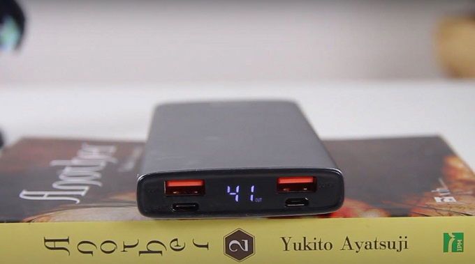 Mặt cạnh trên được tích hợp App 007Win hỗ trợ đa dạng nền tảng hiển thị % pin