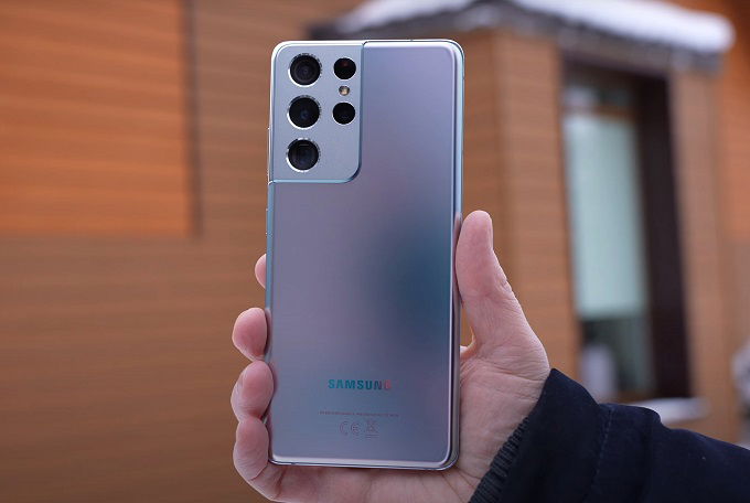 Galaxy S21 Ultra 5G có thiết kế bo tròn các góc cùng mặt lưng được vát cong