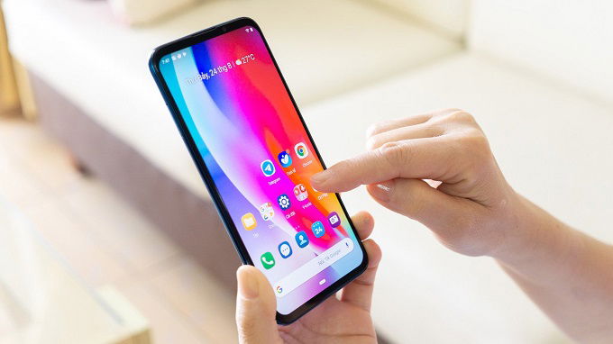 Màn hình Vsmart Lux mang nhiều cải tiến vượt trội so với người anh em trước đó của mình