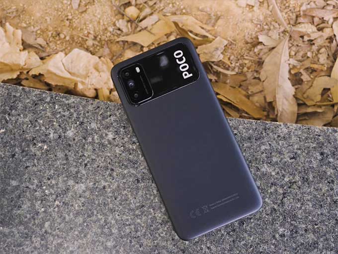 Thiết lập camera Poco M3 được đặt trong một mô-đun hình chữ nhật xếp theo chiều ngang