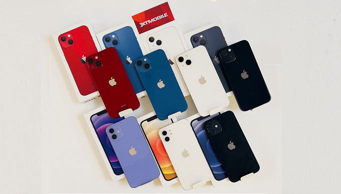 iPhone 12 sử dụng mô-đun camera xếp dọc, trong khi iPhone 13 sử dụng thiết kế camera chéo