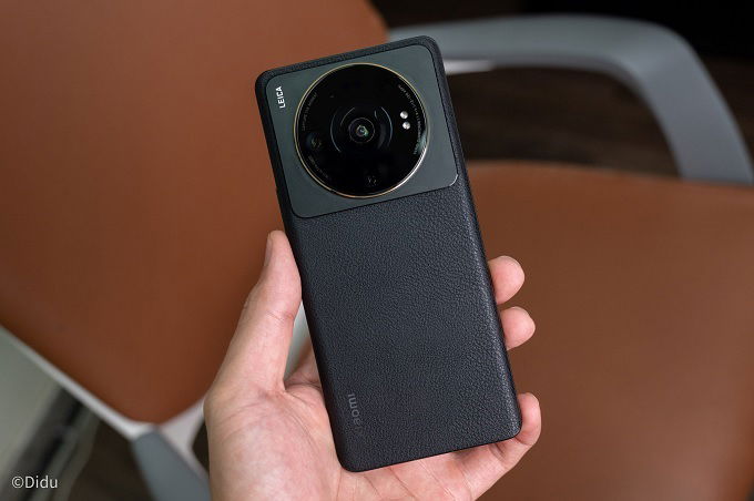 Hệ thống quản lý pin trên Xiaomi 12S Ultra hoạt động tốt hơn so với thế hệ trước đó