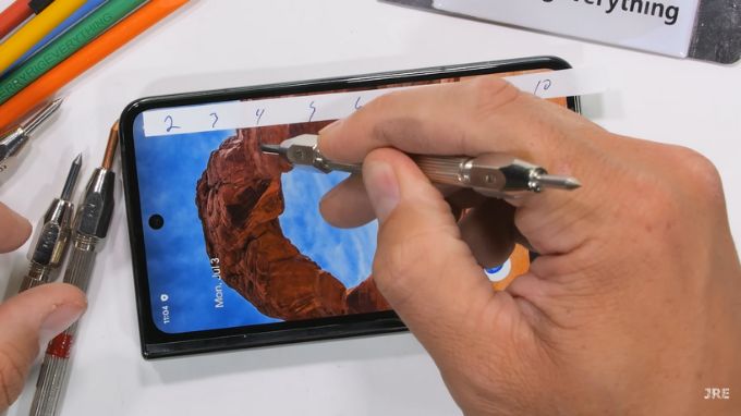 Bài kiểm tra chống trầy của Google Pixel Fold