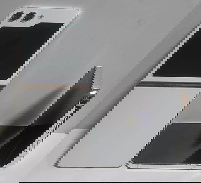 Mô hình Galaxy Z Flip 5 bất ngờ bị rò rỉ trước thềm ra mắt
