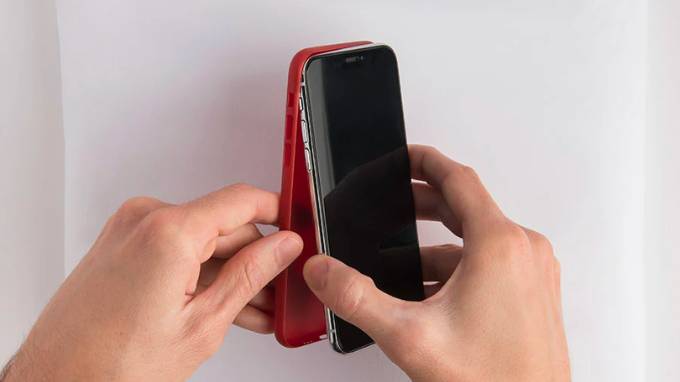 Tháo ốp lưng khi sử dụng iPhone 11 Pro Max