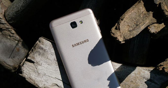 khi-cung-muc-gia-galaxy-s7-canh-tranh-truc-tiep-voi-galaxy-j7-prime31