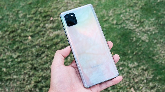 Galaxy Note 10 Lite gồm 3 camera sau được đặt trong ô hình chữ nhật độc đáo.