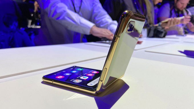 Galaxy Z Flip có độ bền tốt hơn so với Galaxy Fold