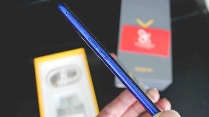 Phím vật lý ở cạnh bên Realme X Lite