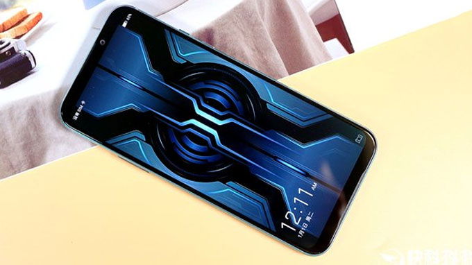 điện thoại Black Shark 2 Pro cũng được trang bị màn hình không khiếm khuyết