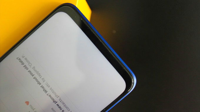 Các viền bezel được tối ưu khá mỏng nhưng phần cằm Realme X Lite tương đối dày