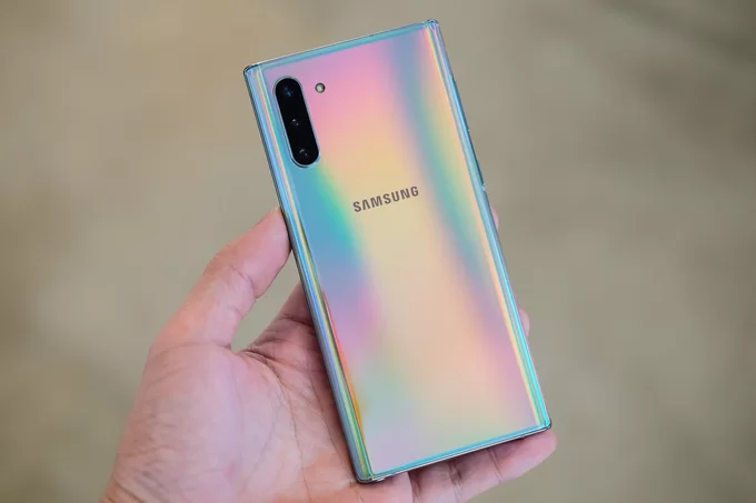 Galaxy note 10 có thiết kế mặt lưng bóng bẩy, sang trọng