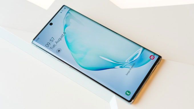  điện thoại Galaxy Note 10 được tích hợp camera selfie ở vị trí trung tâm khá nhỏ 