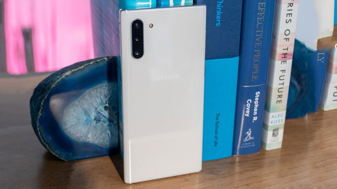 Thiết bị được trang bị 3 camera sau, bao gồm cảm biến 12MP, camera tele 12MP, ống kính cho góc chụp siêu rộng 16MP