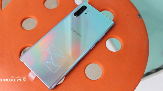 Galaxy Note 10 Plus 5G sở hữu thiết kế tuyệt đẹp, với mặt lưng kính bỏng bẩy màu sắc tuyệt đẹp mang đến sự đẳng cấp sang trọng cho người dùng