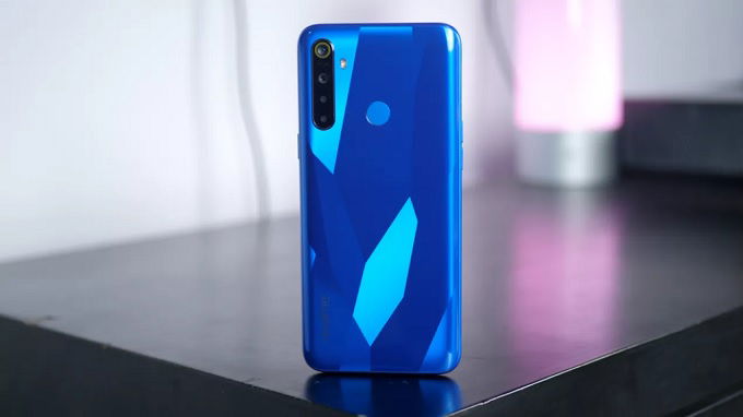 Mặt lưng Realme 5 cũng rất thời trang