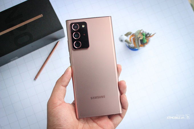 Mở hộp ra là lập tức đập vào mắt người dùng mặt lưng của chiếc Galaxy Note 20 Ultra