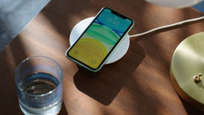 Cách sạc không dây cho iPhone 12