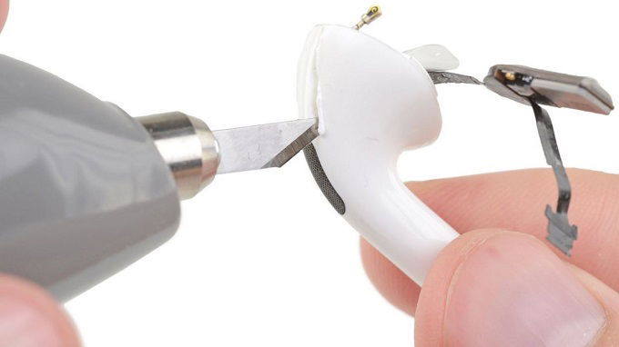 Để mở Airpods Pro ra thì cần phải phá luôn lớp vỏ ngoài
