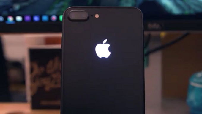một chiếc iPhone 7 Plus được độ logo phát sáng