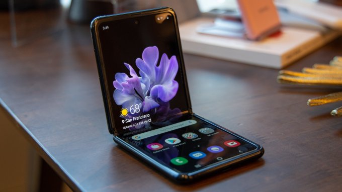 Sau 1, 5 tháng thì Galaxy Z Flip đã đạt doanh số đã bán ra là 377.000 chiếc