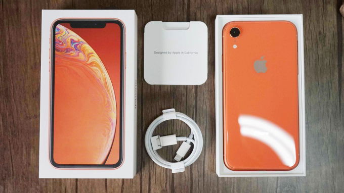 Bên trong hộp đựng iPhone Xr