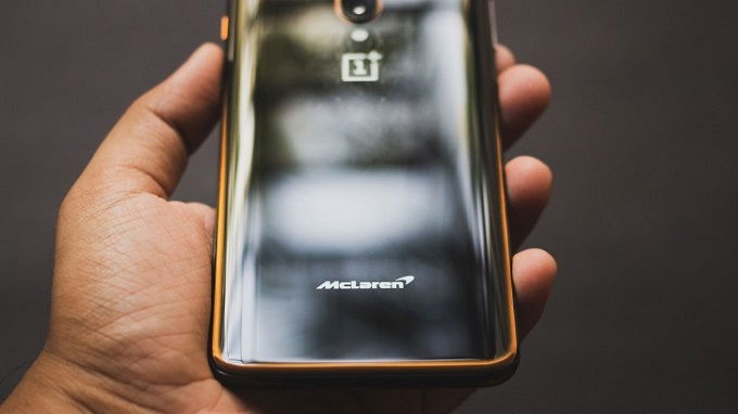 OnePlus 7T Pro McLaren màu đen với viền phản quang màu cam