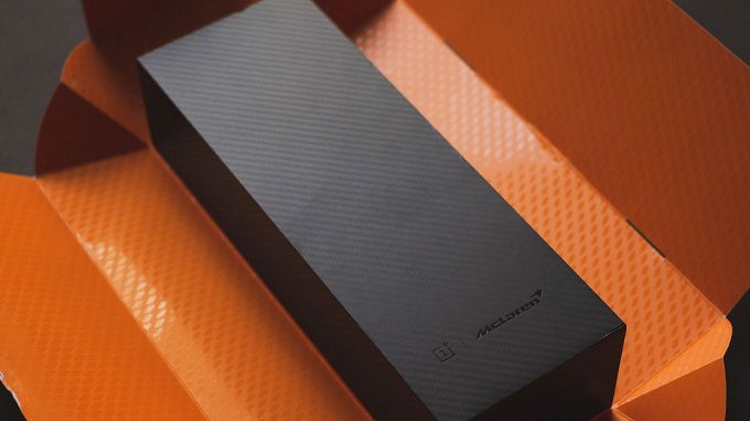 Bên trong là hộp màu đen với vân Carbon
