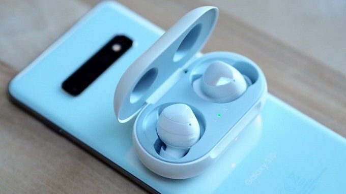 Galaxy Buds hợp nhất khi sử dụng với Galaxy S10