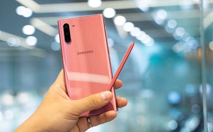 Mặt lưng kính trên Galaxy Note 10