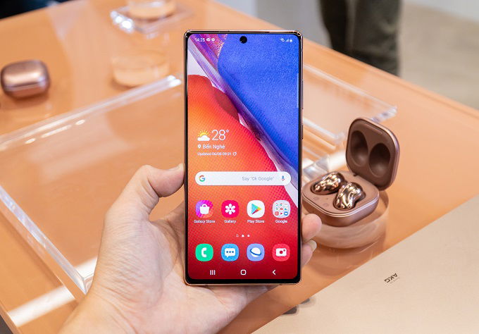 Màn hình của 2 máy khá tương đồng
