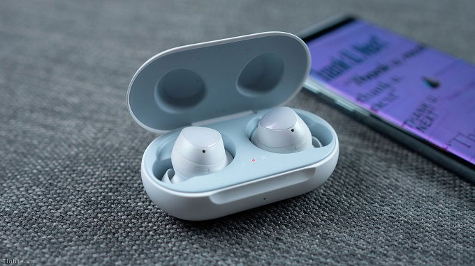 Còn Galaxy Buds 2 có 3 tùy chọn màu là đen, bạc và tím. 