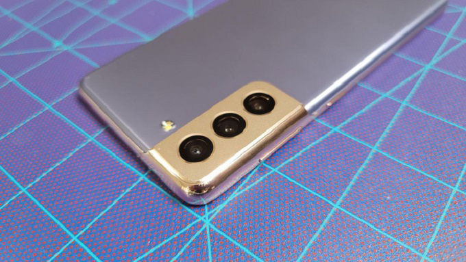mặt lưng chiếc Galaxy S21 chỉ xuất hiện một vài vết trầy