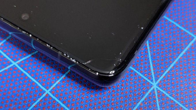 Màn hình Galaxy S21 Ultra cũng bị nứt 1 chút