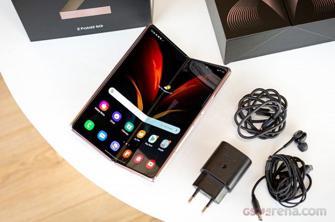 Bộ phụ kiện trong hộp Galaxy Z Fold 2