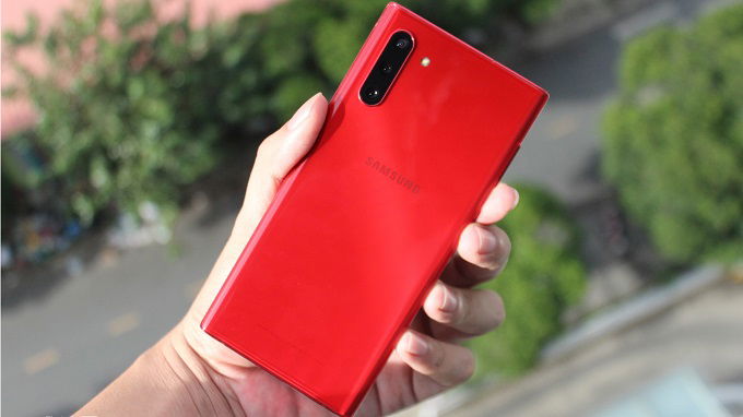 Màu Aura Red biến sắc theo góc nhìn