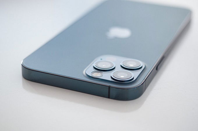 kính iPhone đã nằm thấp hơn phần khung nên bạn sẽ cảm nhận được đường tiếp nối giữa 2 vật liệu khi vuốt qua.