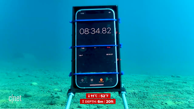 Sau 30p dưới 6m nước ở 11 độ C thì chiếc iPhone 12 của chúng ta vẫn hoạt động hoàn toàn bình thường. 