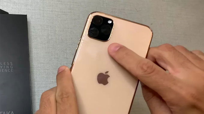 Mô hình đầu tiên được cho là iPhone 11 Pro màu vàng (Gold) với cụm camera ba ống kính hình vuông màu đen kèm đèn flash