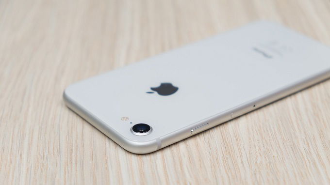 Dải ăng ten trên các thệ hệ iPhone cũ từng gây nhiều phiền toái