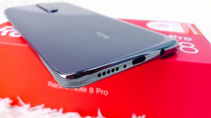 Cổng kết nối gọn gàng, thẳng hàng là điều mà đến giờ ngay cả iPhone vẫn chưa làm được