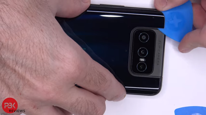 mặt lưng của Zenfone 7 được dính với thân máy bằng keo