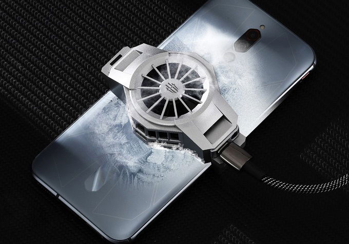 Bộ tản nhiệt trong mới và cả phụ kiện tản nhiệt ngoài của Nubia RedMagic 5S
